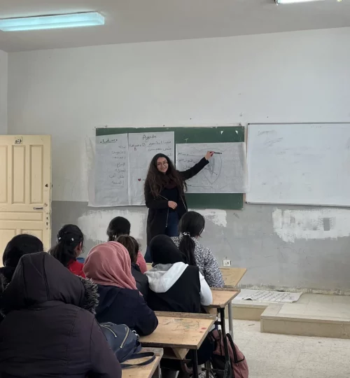 une médecin expliquant la menstruation aux jeunes filles