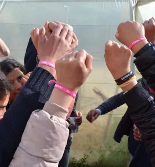 Groupe des élèves levants les mains contre la violence